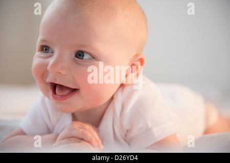 Stati Uniti d'America, New Jersey, Jersey City, Ritratto di Laughing baby boy (2-5 mesi) Foto Stock