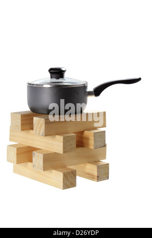 Pentola sulla pila di legno Foto Stock