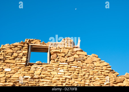 Blue Sky è uno splendido sfondo per questo vecchio muro di pietra a Santa Rosa, Nuovo Messico. Foto Stock