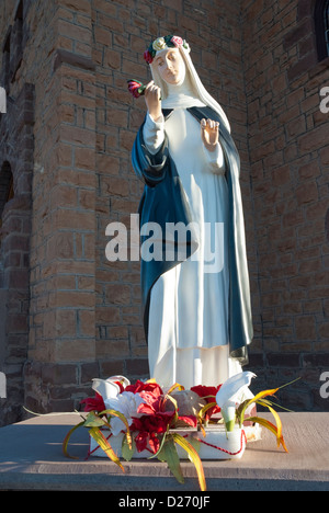 La bellissima Santa Rosa de Lima statua adorna il al di fuori della chiesa di Santa Rosa, Nuovo Messico. Foto Stock