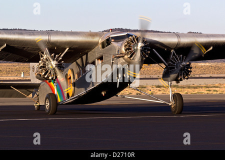 Ford Trimotor pronto per il volo. N414H è stato impiegato per 65 anni come una gita aeromobili battenti sul Grand Canyon. Foto Stock