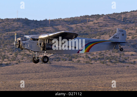 Ford Trimotor pronto in volo. N414H è stato impiegato per 65 anni come una gita aeromobili battenti sul Grand Canyon. Foto Stock