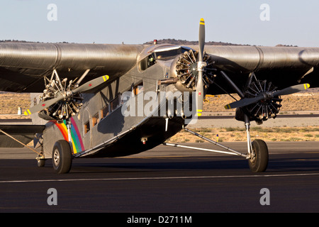 Ford Trimotor pronto per il volo. N414H è stato impiegato per 65 anni come una gita aeromobili battenti sul Grand Canyon. Foto Stock