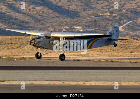 Ford Trimotor pronto in volo. N414H è stato impiegato per 65 anni come una gita aeromobili battenti sul Grand Canyon. Foto Stock