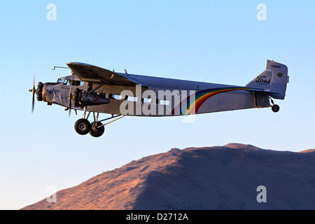 Ford Trimotor in volo. N414H è stato impiegato per 65 anni come una gita aeromobili battenti sul Grand Canyon. Foto Stock