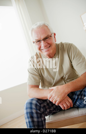 Ritratto di Allegro senior uomo indossa occhiali Foto Stock