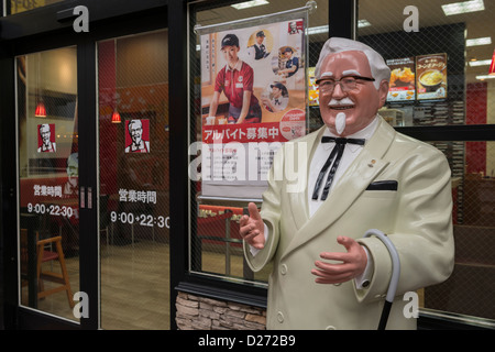 Una statua del colonnello Sanders fuori da un KFC nel quartiere commerciale Hamamachi, Nagasaki, Giappone Foto Stock