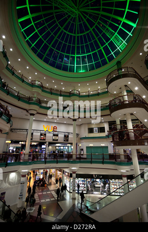 St George's Shopping Center interno di notte, Harrow, London, England, Regno Unito Foto Stock