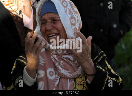 Febbraio 14, 2013 - Ramallah, West Bank, Territorio palestinese - Una donna si addolora durante il funerale di Samir Awad durante in Cisgiordania villaggio di Budrus vicino a Ramallah, martedì, Jan 15, 2013. I militari israeliani shot Awad morto vicino a West Bank barriera di separazione il Martedì, palestinesi detto. L'esercito israeliano ha detto di aver violato la barriera che separa i soldati da manifestanti (credito Immagine: © Issam Rimawi APA/images/ZUMAPRESS.com) Foto Stock