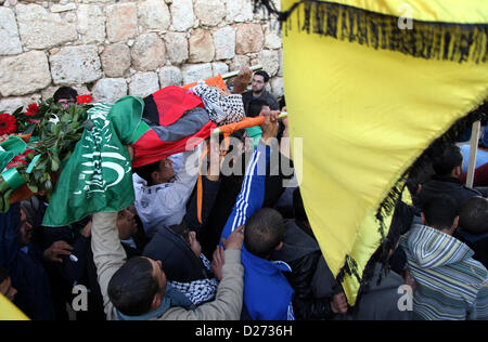 Gen 15, 2013 - Ramallah, West Bank, Territorio palestinese - palestinesi portano il corpo del 17 enne Samir Awad durante il suo funerale in Cisgiordania villaggio di Budrus vicino a Ramallah, martedì, Jan 15, 2013. I militari israeliani shot Awad morto vicino a West Bank barriera di separazione il Martedì, palestinesi detto. L'esercito israeliano ha detto di aver violato la barriera che separa i soldati da manifestanti (credito Immagine: © Issam Rimawi APA/images/ZUMAPRESS.com) Foto Stock