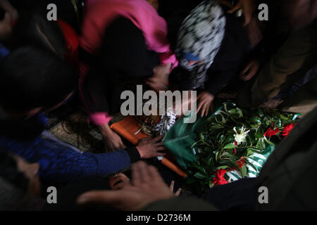 Gen 15, 2013 - Ramallah, West Bank, Territorio palestinese - palestinesi portano il corpo del 17 enne Samir Awad durante il suo funerale in Cisgiordania villaggio di Budrus vicino a Ramallah, martedì, Jan 15, 2013. I militari israeliani shot Awad morto vicino a West Bank barriera di separazione il Martedì, palestinesi detto. L'esercito israeliano ha detto di aver violato la barriera che separa i soldati da manifestanti (credito Immagine: © Issam Rimawi APA/images/ZUMAPRESS.com) Foto Stock