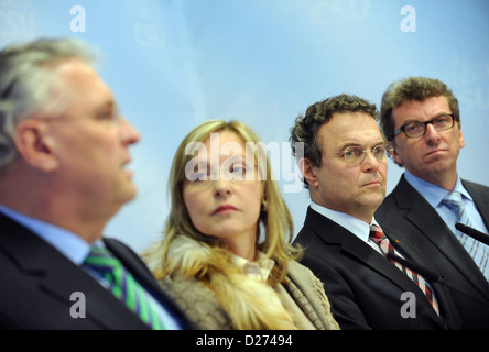 Ministro degli interni bavarese Joachim Herrmann (L-R), il Ministro di Giustizia Beate Merk, federale il Ministro degli Interni Hans-Peter Friedrich e CSU fazione Presidente del Bundestag tedesco Georg Schmid prendere parte a una conferenza stampa come parte della conferenza invernale della CSU FAZIONE PARLAMENTARE alla Hanns Seidel Foundation in Wildbad Kreut, Germania, 15 gennaio 2013. Foto: Andreas Gebert Foto Stock