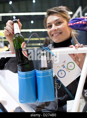 Modello Isabella presenta il bike-creazione " Picnic per 2' di asino durante la fashion fair " Bread & Butter" presso l'ex aeroporto Tempelhof di Berlino, Germania, 15 gennaio 2013. La mostra dell'autunno/inverno 2013/2014 le collezioni sono in esecuzione dal 15 al 17 gennaio 2013. Foto: Jörg Carstensen/dpa Foto Stock