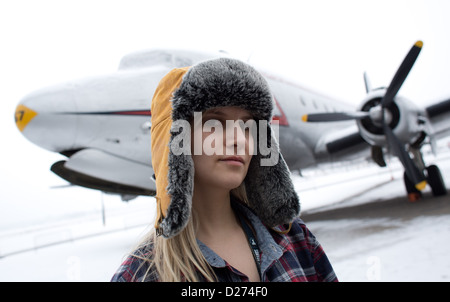 Un modello indossa un cappello-creazione di Stetson durante la fashion fair " Bread & Butter" presso l'ex aeroporto Tempelhof di Berlino, Germania, 15 gennaio 2013. L'autunno/inverno 2013/2014 le collezioni sono in esecuzione dal 15 al 17 gennaio 2013. Foto: Jörg Carstensen/dpa Foto Stock