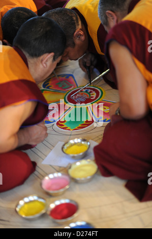 Monaci provenienti dall'esilio chiostro 'Sera Jhe' in India del Sud opera su un misuratore di tre grandi mandala di sabbia presso il Museo Etnologico di Amburgo, Germania, 15 gennaio 2013. Essa dovrebbe essere terminato il 20 gennaio 2013 e distrutta con la sabbia è disseminata nel Lago Alster come un simbolo della natura transitoria della vita materiale. Foto: ANGELIKA WARMUTH Foto Stock