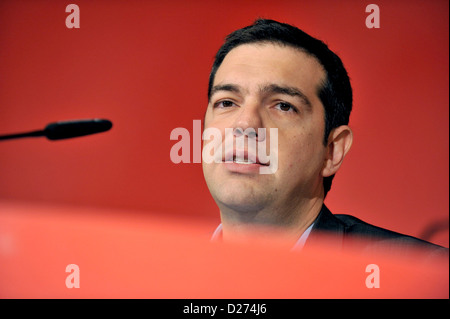 Il greco leader dell opposizione Alexis Tsipras parla del risultato dei suoi colloqui con il presidente del partito di sinistra nel corso di una conferenza stampa a Karl-Liebknecht-Haus a Berlino, Germania, 15 gennaio 2013. Inoltre, Tsipras ha parlato il percorso politico nella sua patria. Foto: Paolo Zinken Foto Stock