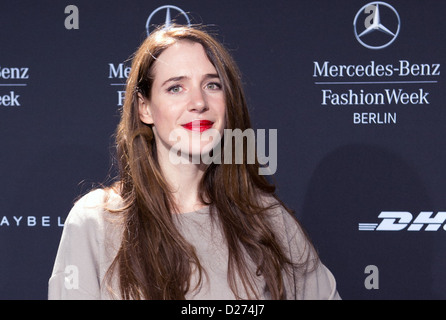 Attrice tedesca Julia Malik arriva per il Perret Schaad visualizza durante la Mercedes-Benz della settimana della moda a Berlino, Germania, 15 gennaio 2013. Le presentazioni dell'autunno/inverno 2013/2014 collezioni arew acceso dal 15 al 18 gennaio 2013. Foto: Soeren Stache/dpa Foto Stock