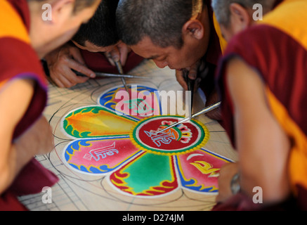 Monaci provenienti dall'esilio chiostro 'Sera Jhe' in India del Sud opera su un misuratore di tre grandi mandala di sabbia presso il Museo Etnologico di Amburgo, Germania, 15 gennaio 2013. Essa dovrebbe essere terminato il 20 gennaio 2013 e distrutta con la sabbia è disseminata nel Lago Alster come un simbolo della natura transitoria della vita materiale. Foto: ANGELIKA WARMUTH Foto Stock