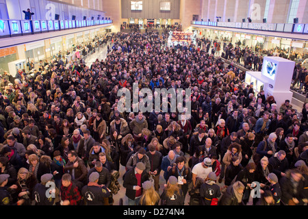 Molte persone provenienti da diversi paesi stanno visitando il fashion fair " Bread & Butter" presso l'ex aeroporto Tempelhof di Berlino, Germania, 15 gennaio 2013. La mostra dell'autunno/inverno 2013/2014 le collezioni sono in esecuzione dal 15 al 17 gennaio 2013. Foto: Jörg Carstensen/dpa Foto Stock