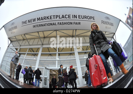 Un visitatore lascia il panorama la fiera commerciale di Berlino all'ExpoCenter dell'aeroporto di Schoenefeld di Berlino, Germania, 15 gennaio 2013. Le presentazioni dell'autunno/inverno 2013/2014 collezioni si svolgerà dal 15 al 17 gennaio 2013. Foto: Paolo Zinken/dpa +++(c) dpa - Bildfunk+++ Foto Stock