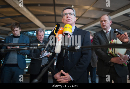 Ministro tedesco della difesa Thomas de Maiziere colloqui prima di iniziare una riunione dei cristiano-democratici al Bundestag tedesco a Berlino, Germania, 15 gennaio 2013. De Maiziere detto il governo tedesco sta valutando la possibilità di invio di trasporto Transall voli per il Mali. Foto: MICHAEL KAPPELER Foto Stock