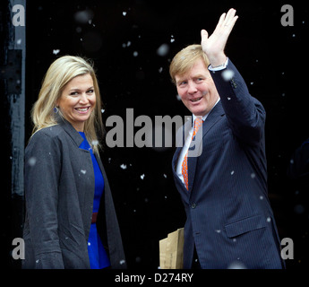 Il principe Willem-Alexander e la principessa Maxima dei Paesi Bassi arrivano al Palazzo Reale per il ricevimento di Capodanno a Amsterdam, Paesi Bassi, 15 gennaio 2012. Foto: Patrick van Katwijk / PAESI BASSI E FRANCIA Foto Stock