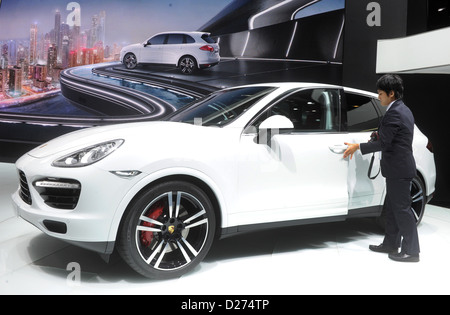 Porsche Cayenne Turbo S è svelato il secondo giorno al North American International Auto Show (NAIAS) a Detroit, STATI UNITI D'AMERICA, 15 gennaio 2013. NAIAS aperto ufficialmente il 14 gennaio 2013 ed è aperto per il pubblico in generale dal 19 gennaio al 27 gennaio 2013. Foto: Uli Deck Foto Stock