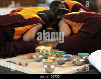 Monaci provenienti dall'esilio chiostro 'Sera Jhe' in India del Sud opera su un misuratore di tre grandi mandala di sabbia presso il Museo Etnologico di Amburgo, Germania, 15 gennaio 2013. Essa dovrebbe essere terminato il 20 gennaio 2013 e distrutta con la sabbia è disseminata nel Lago Alster come un simbolo della natura transitoria della vita materiale. Foto: ANGELIKA WARMUTH Foto Stock