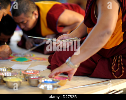 Monaci provenienti dall'esilio chiostro 'Sera Jhe' in India del Sud opera su un misuratore di tre grandi mandala di sabbia presso il Museo Etnologico di Amburgo, Germania, 15 gennaio 2013. Essa dovrebbe essere terminato il 20 gennaio 2013 e distrutta con la sabbia è disseminata nel Lago Alster come un simbolo della natura transitoria della vita materiale. Foto: ANGELIKA WARMUTH Foto Stock