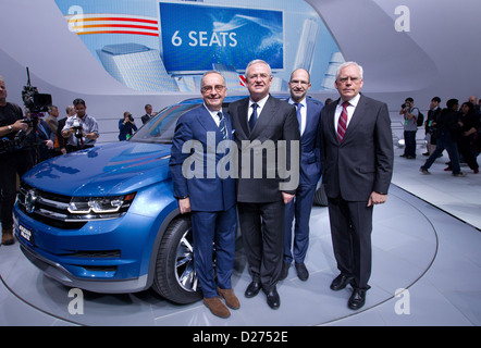 Il documento immagine mostra VW è responsabile del design Walter de'Silva, il presidente del consiglio di amministrazione della Volkswagen AG, Martin Winterkorn, responsabile del design della Volkswagen automobili divisione e Ulrich Hackenberg, membro del consiglio di amministrazione della Volkswagen di marca e della divisione di sviluppo, in piedi accanto a VW la concept car 'CrossBlue' sul palco al North American International Auto Show (NAIAS) a Detroit, STATI UNITI D'AMERICA, 14 gennaio 2013. NAIAS aperto ufficialmente il 14 gennaio 2013 ed è aperto per il pubblico in generale dal 19 gennaio al 27 gennaio 2013. Foto: Friso Gentsch / Volkswagen Foto Stock