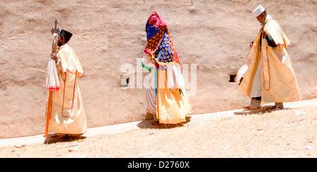 Cristiano ortodosso di sacerdoti che arrivano a Abuna Aregawi chiesa per eseguire la messa a Debre Damo nel Tigray, l'Etiopia settentrionale, Africa. Foto Stock