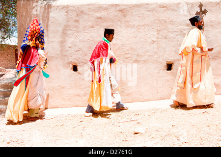 Cristiano ortodosso di sacerdoti che arrivano a Abuna Aregawi chiesa per eseguire la messa a Debre Damo nel Tigray, l'Etiopia settentrionale, Africa. Foto Stock