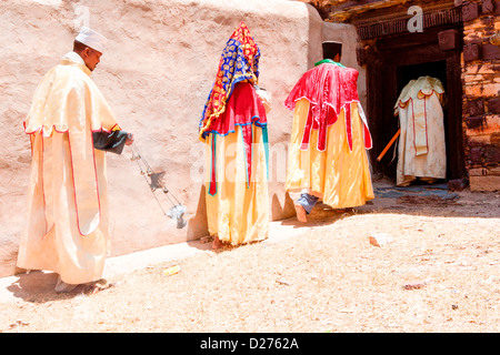 Cristiano ortodosso di sacerdoti entrando Abuna Aregawi chiesa per eseguire la messa a Debre Damo nel Tigray, l'Etiopia settentrionale, Africa. Foto Stock