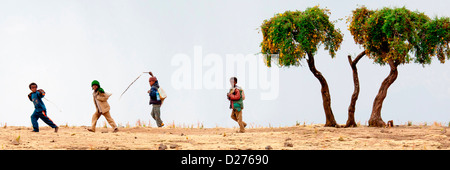 Villaggio locale i bambini lungo la scarpata settentrionale in Simien Mountains, l'Etiopia settentrionale, Africa. Foto Stock