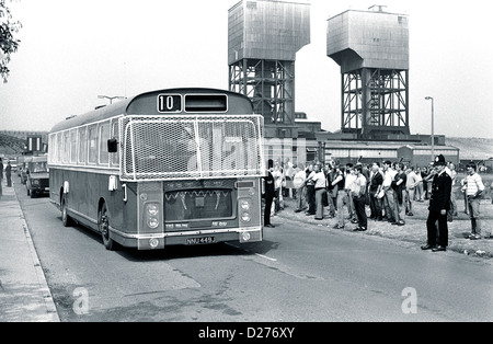 Guardia di polizia un autobus che trasportava sciopero dei minatori di rottura durante la Nazionale Sciopero dei minatori nel 1984 Foto Stock