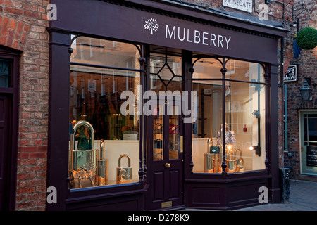 Negozio di borse di lusso Mulberry vetrina esterna nel centro città Swinegate York North Yorkshire Inghilterra Regno Unito Regno Unito Gran Bretagna Foto Stock