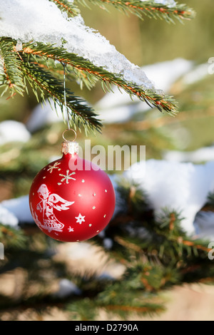 Le palle di Natale all'aperto albero innevato in Forrest Foto Stock