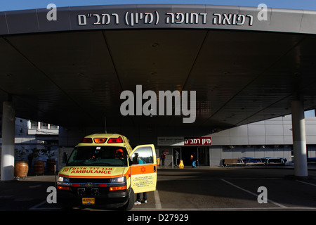 Un 'Magen David Adom' Israele nazionale del servizio di emergenza medica ambulanza accanto al dipartimento di emergenza di ospedale Rambam Haifa Foto Stock