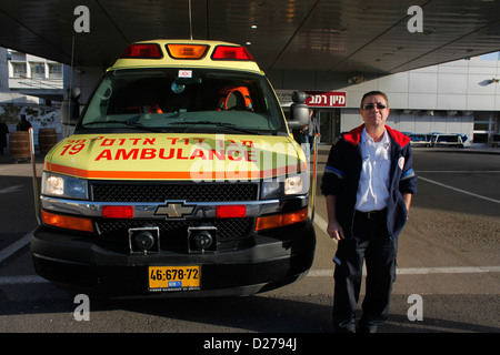 Un 'Magen David Adom' Israele nazionale del servizio di emergenza medica ambulanza accanto al dipartimento di emergenza di ospedale Rambam Haifa Foto Stock