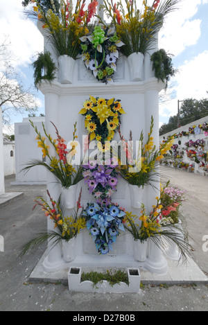 Nel cimitero principale. Sepolcri adornati con fiori. Antigua il giorno dei morti. Foto Stock