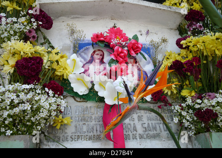 Nel cimitero principale. Sepolcri adornati con fiori. Antigua il giorno dei morti. Foto Stock