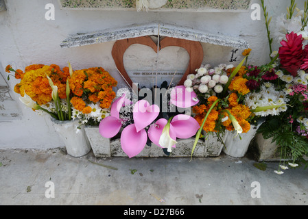 Nel cimitero principale. Sepolcri adornati con fiori. Antigua il giorno dei morti. Foto Stock