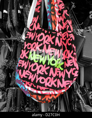 NEW YORK Borsetta in vendita in una Chinatown tourist shop su Canal Street in Lower Manhattan. Colori manipolato in Photoshop. Foto Stock