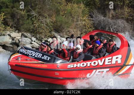 Le persone aventi fun jet boating sul fiume Shotover a Arthurs Point vicino a Queenstown Isola del Sud della Nuova Zelanda. Foto Stock
