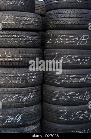 Pneumatici per la vendita ad un pneumatico Negozio di Woodside, Queens, a New York Foto Stock