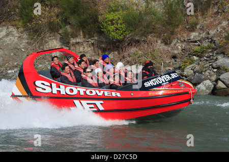 Le persone aventi fun jet boating sul fiume Shotover a Arthurs Point vicino a Queenstown Isola del Sud della Nuova Zelanda. Foto Stock