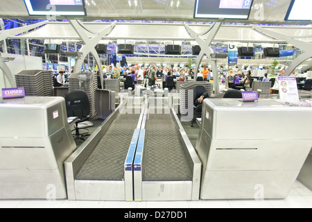 BANGKOK - 17 gennaio. Vuoto al banco check-in con la folla in background nell'aeroporto di Bangkok il 17 gennaio, 2012. Foto Stock
