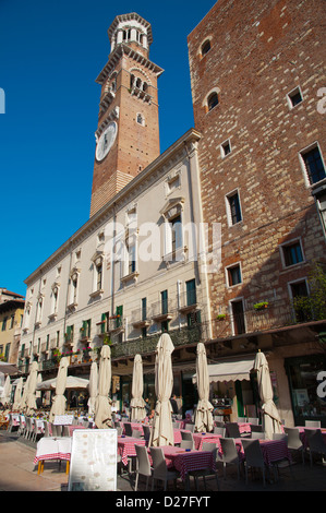 Piazza delle Erbe piazza centrale della città di Verona Veneto Italia del nord Europa Foto Stock