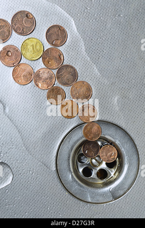 Piccole monete metalliche in euro sono cast off e di andare a svuotare Foto Stock