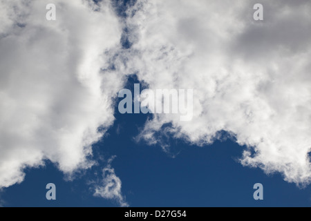 Immagine di sfondo brillante di cielo blu e nuvole bianche Foto Stock